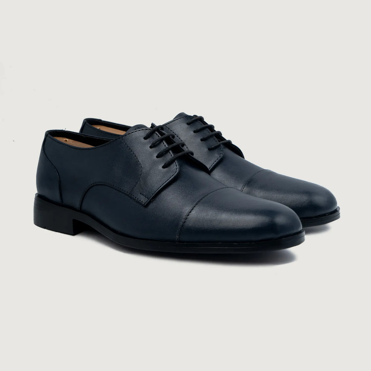 Attorney Derby Midnight Blár Leðurskór fyrir Karla For Men in Midnight Blue Full-Grain Leather - Hliðarsýn | Kaupa á netinu