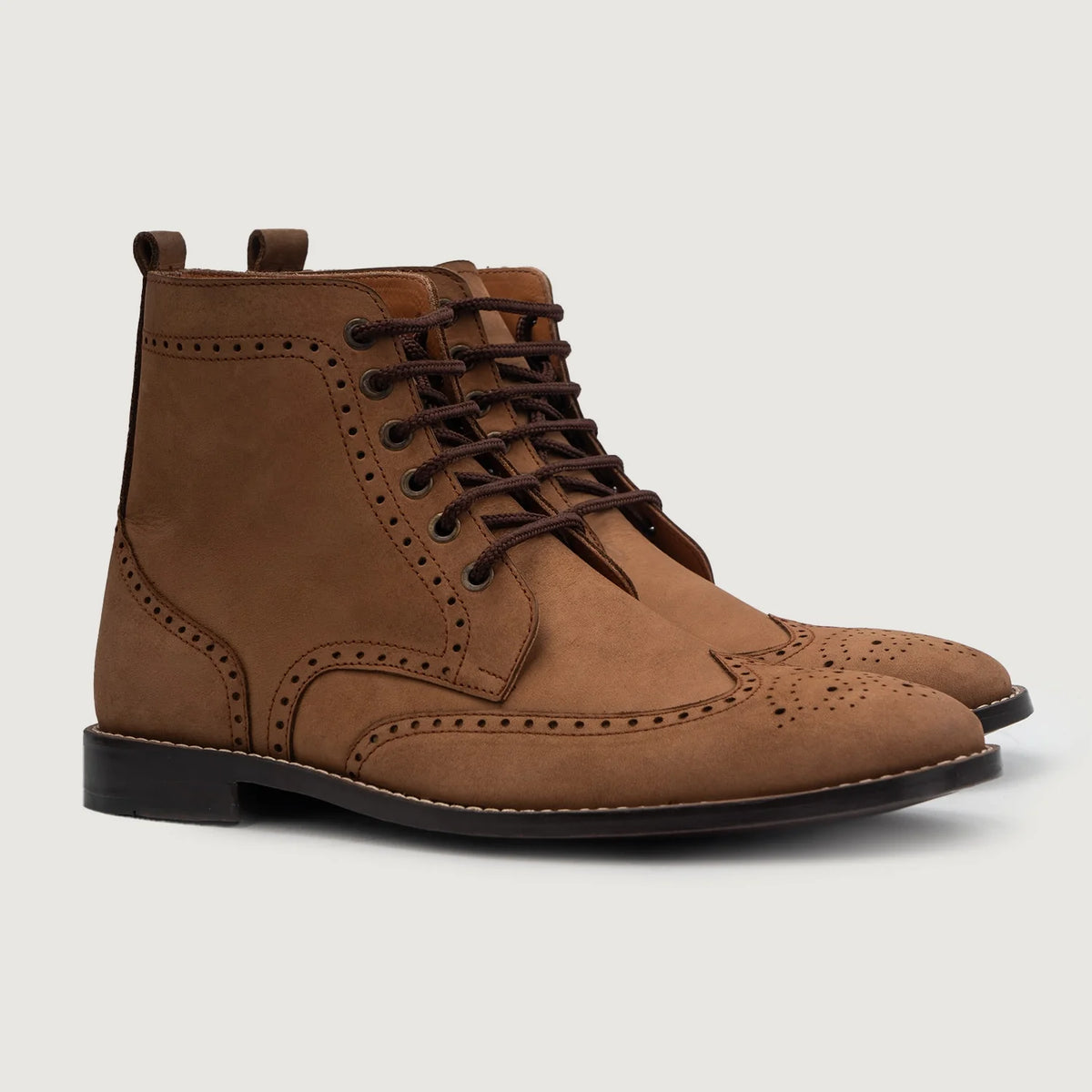 Duster Brogues Derby Brúnn Nubuck Leðurstígvél fyrir Karla For Men in Brown Full-Grain Leather - Að framan með sniðinni hönnun | Kaupa á netinu