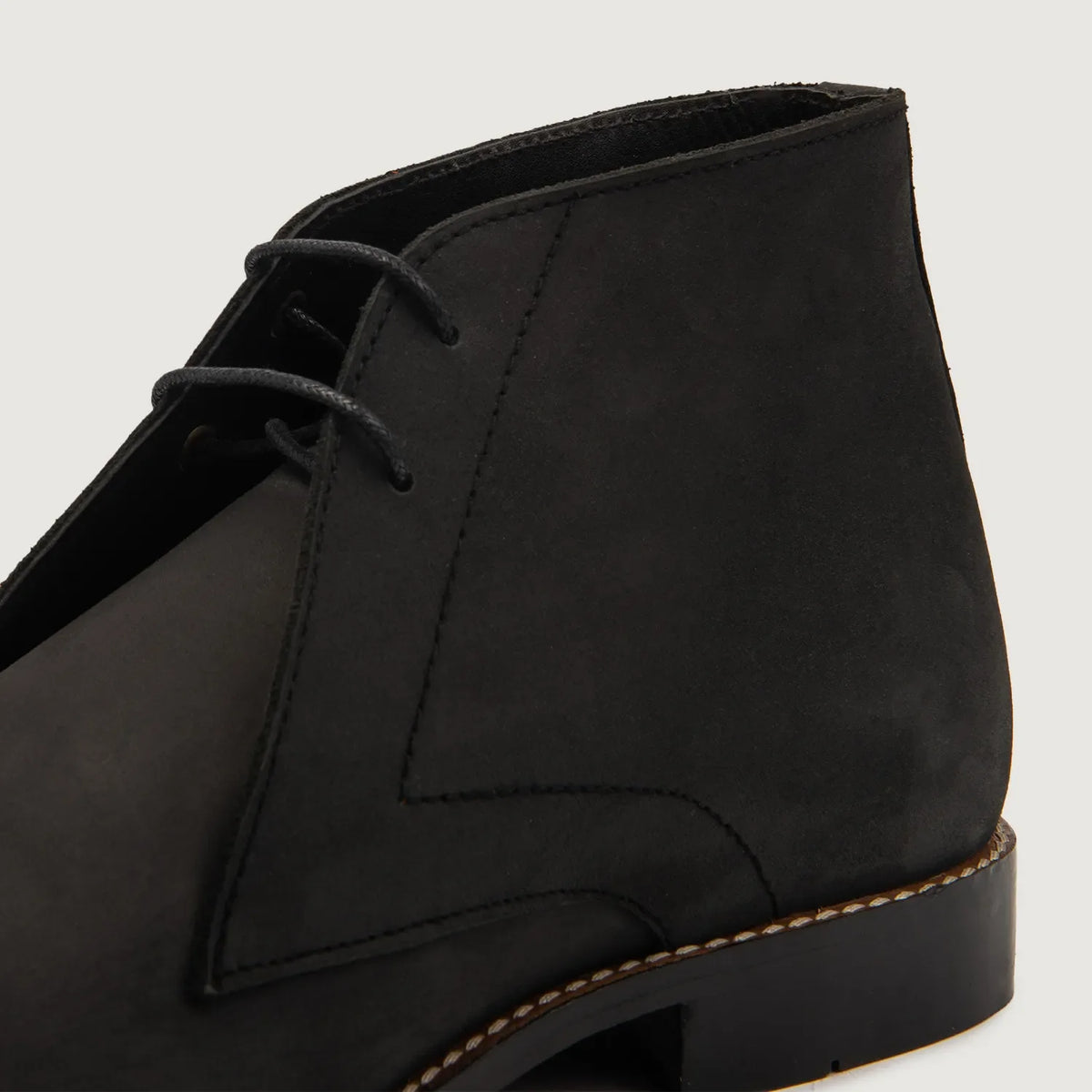 High-Traction Rubber Outsole & Lug Tread Pattern on Corry Chukka Svartur Nubuck Leðurstígvél fyrir Karla For Men