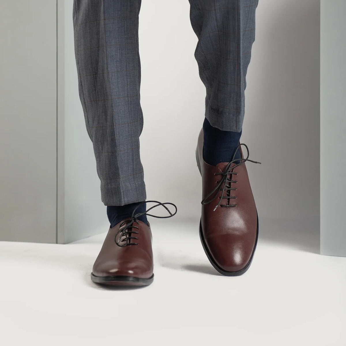 Tailored Rib Cuffs & Hem Craftsmanship Construction Detail on Director Wholecut Vínrauður Leðurskór fyrir Karla For Men