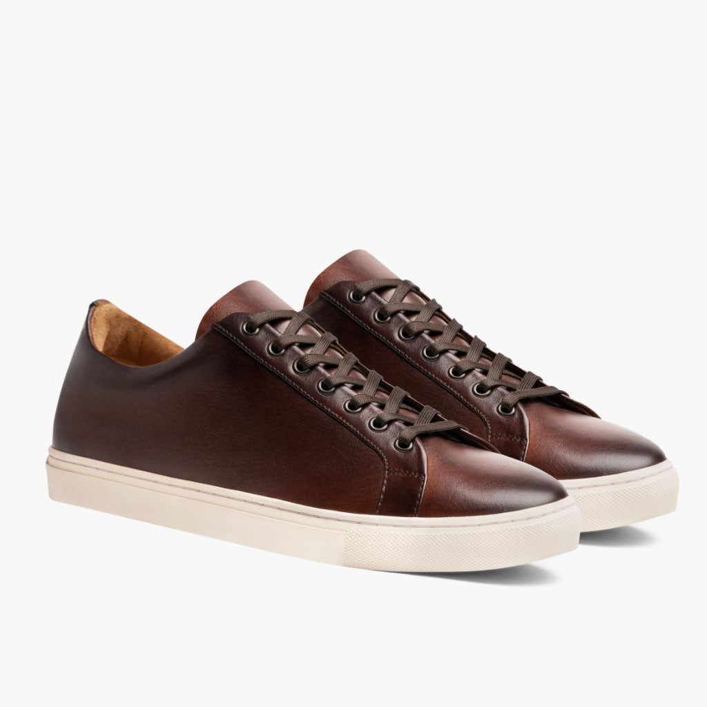 Premier Low Top Coffee Leðurstrigaskór fyrir Karla For Men in Classic Full-Grain Leather - Hliðarsýn | Kaupa á netinu