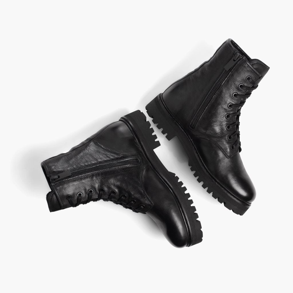 High-Traction Rubber Outsole & Lug Tread Pattern on Combat Svartur Leðurstígvél fyrir Konur
