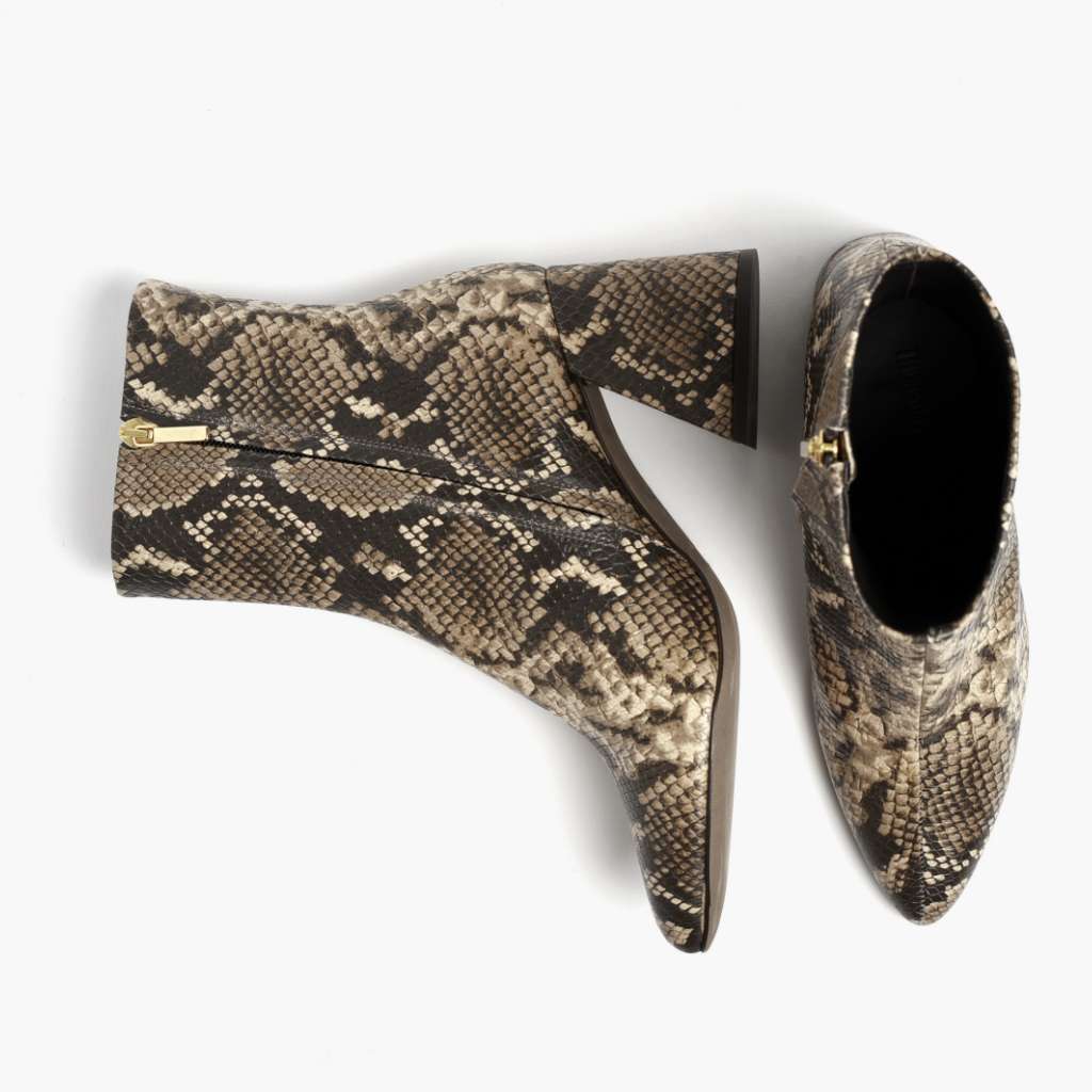 High-Traction Rubber Outsole & Lug Tread Pattern on Heartbreaker Snake Print Leðurstígvél fyrir Konur