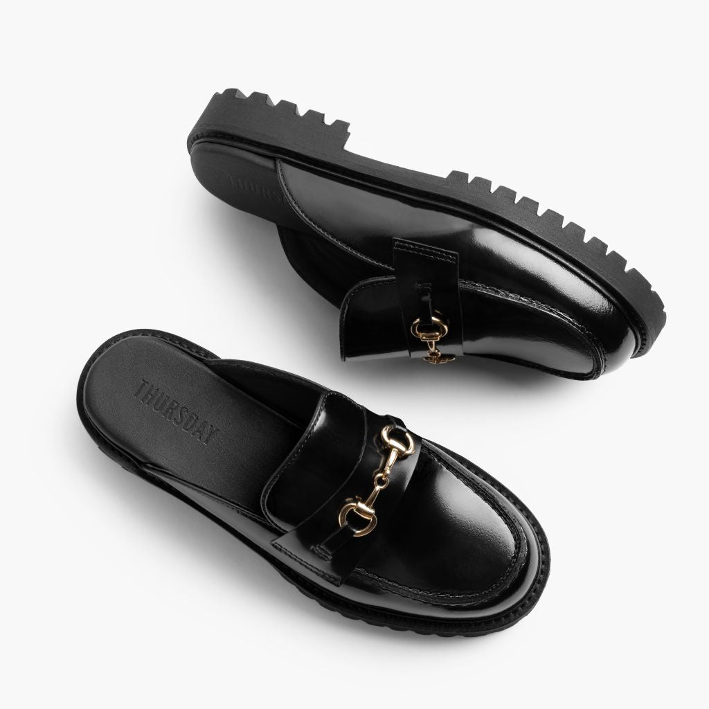 High-Traction Rubber Outsole & Lug Tread Pattern on Penny Mule Svartur & Gold Leður lágskór fyrir Konur