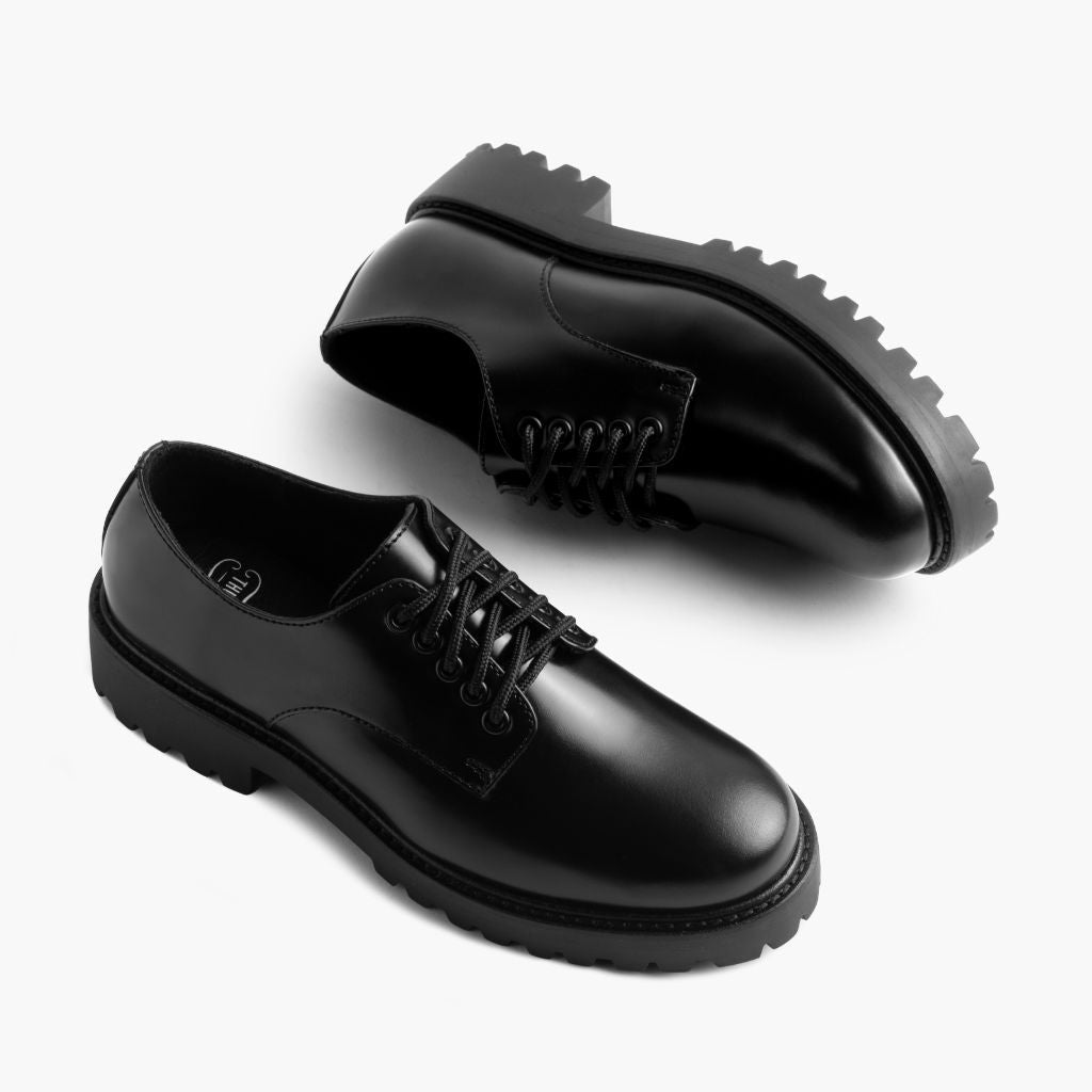 High-Traction Rubber Outsole & Lug Tread Pattern on Renegade Svartur Leðurstrigaskór fyrir Konur