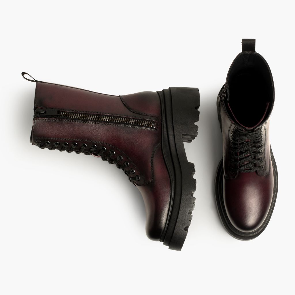 High-Traction Rubber Outsole & Lug Tread Pattern on Fatale Svartur Cherry Leðurstígvél fyrir Konur