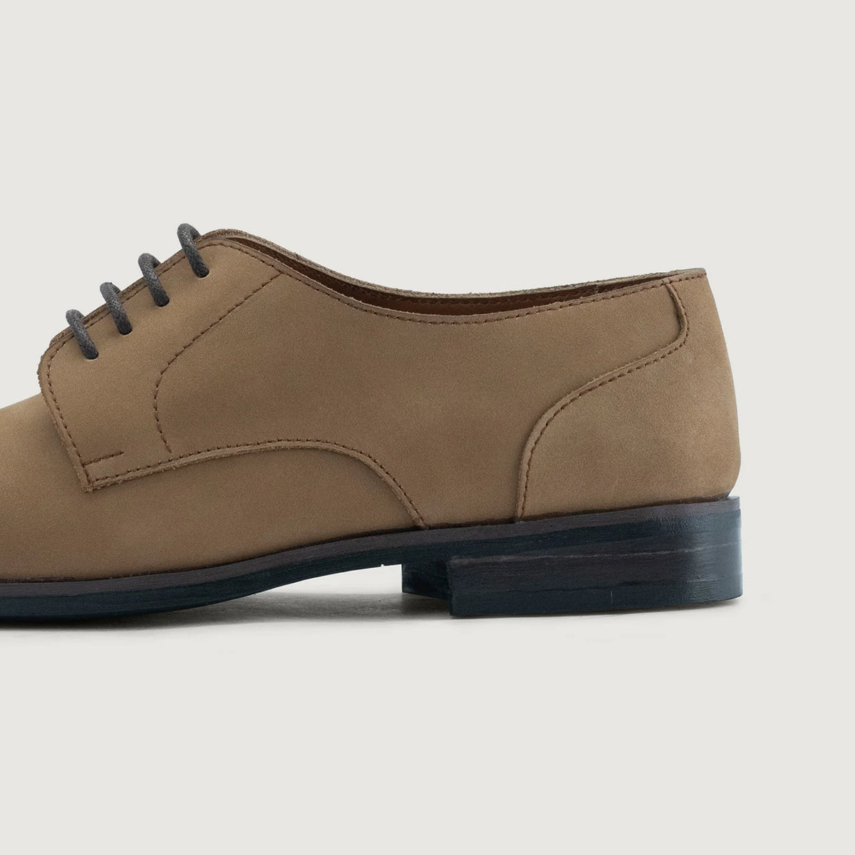 Authentic Full-Grain Leather Grain Depth & Pull-Up Patina Texture Detail