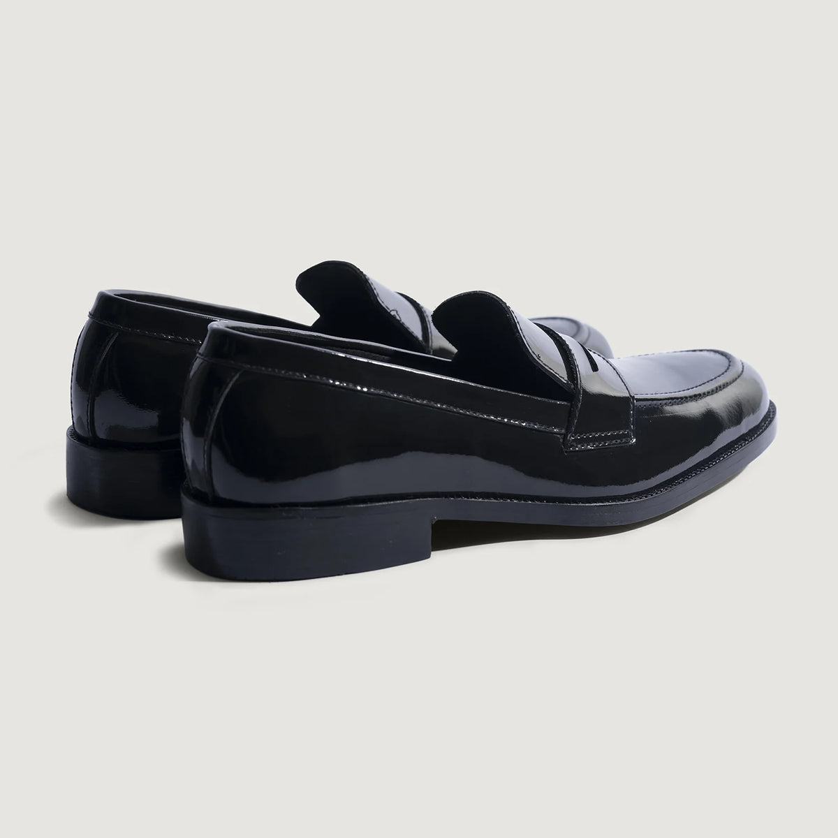 High-Traction Rubber Outsole & Lug Tread Pattern on Baxton Svartur Patent Leður lágskór fyrir Karla For Men