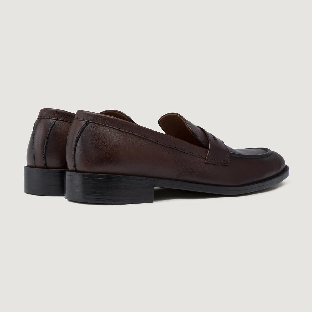 High-Traction Rubber Outsole & Lug Tread Pattern on Baxton Burnished Brúnn Leður lágskór fyrir Karla For Men