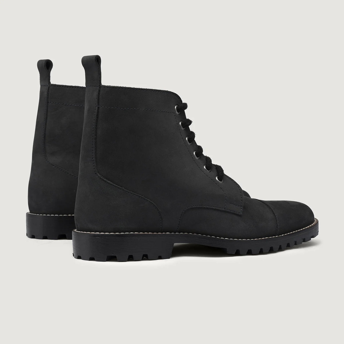 High-Traction Rubber Outsole & Lug Tread Pattern on Knight Derby Svartur Matte Nubuck Leðurstígvél - TerraGrip fyrir Karla