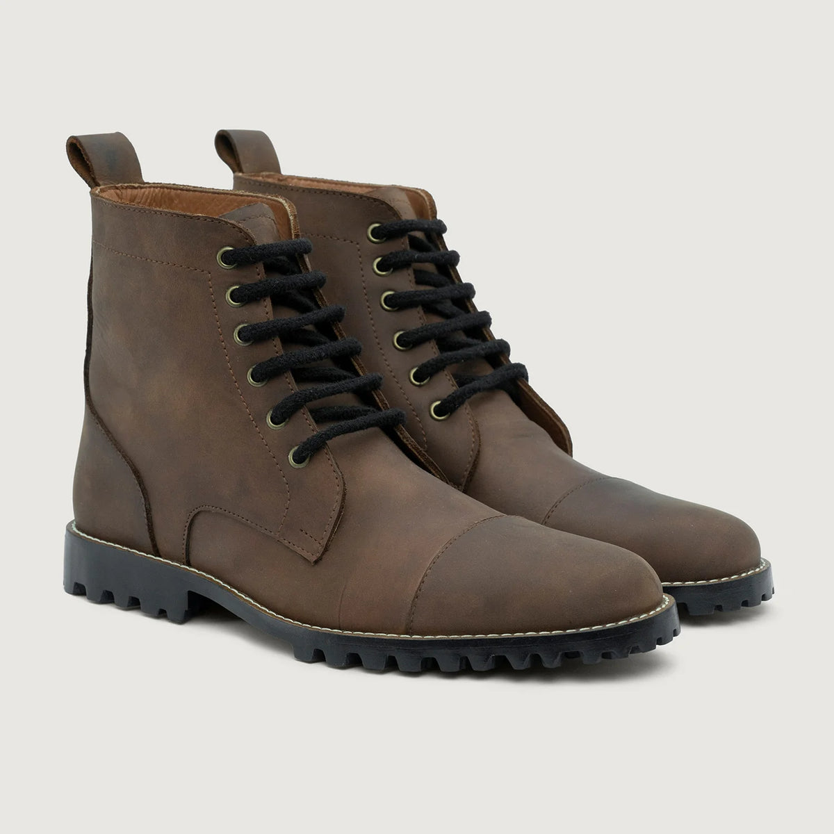 Knight Derby Waxed Brown Pullup Leather Boots TerraGrip For Men in Waxed Brown Full-Grain Leather - Hliðarsýn | Kaupa á netinu