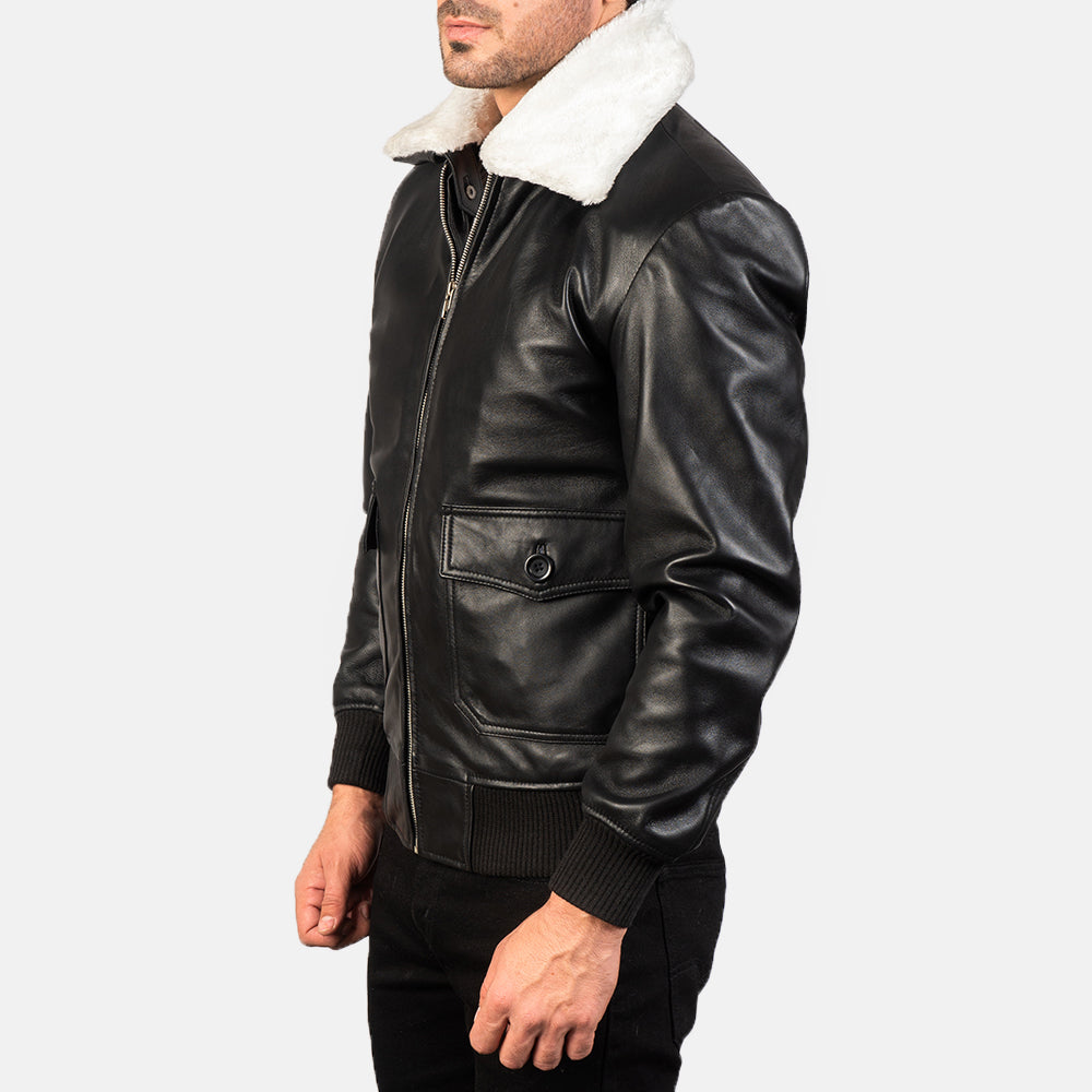 
Black Sheepskin Leather Bomber Jacket - Að aftan með nákvæmri axlasniði og hreinum fald