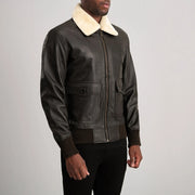 
Brown Sheepskin Leather Bomber Jacket - Að aftan með nákvæmri axlasniði og hreinum fald