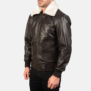 
Brown Sheepskin Leather Bomber Jacket - Að aftan með nákvæmri axlasniði og hreinum fald