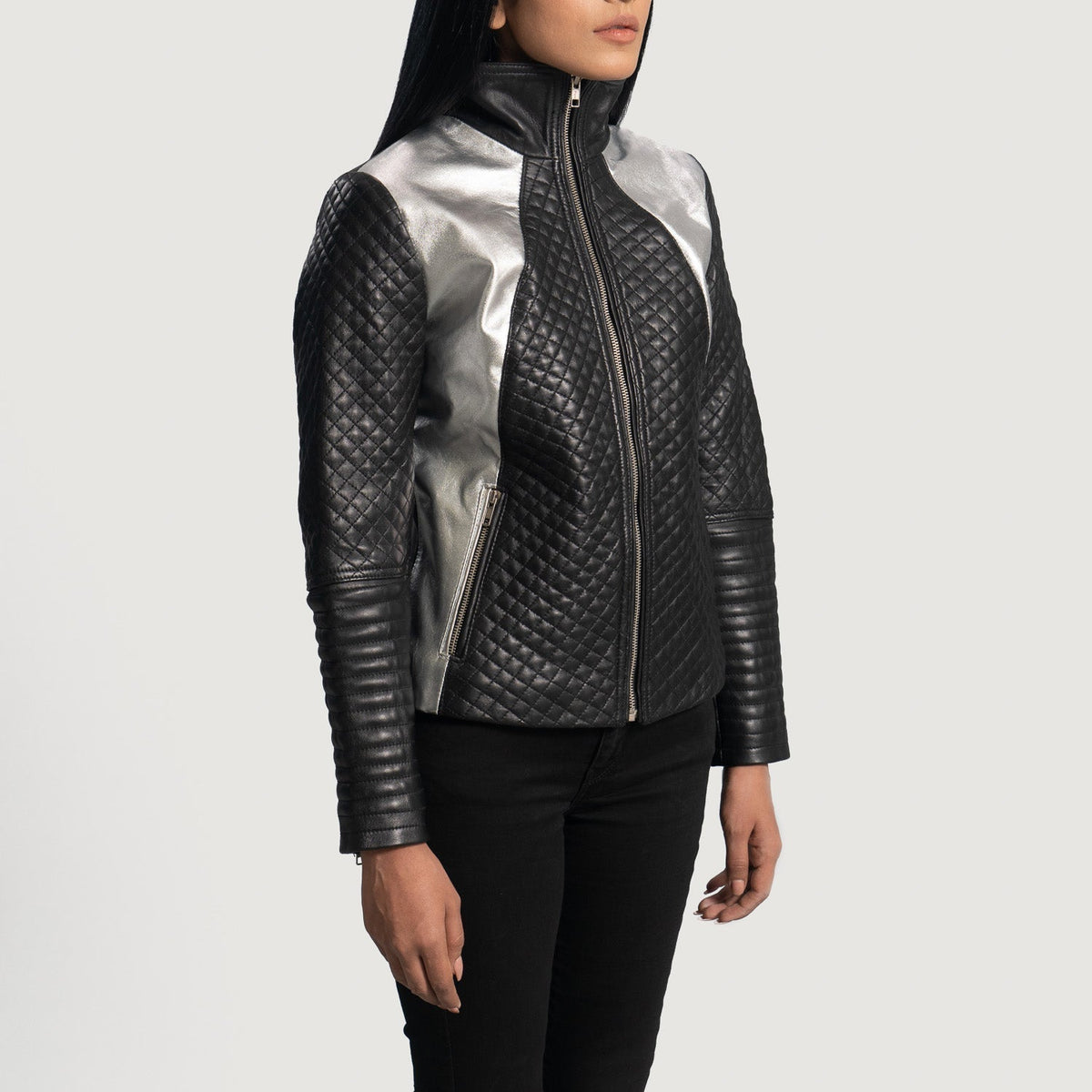 
Black Sheepskin Leather Biker Jacket - Að aftan með nákvæmri axlasniði og hreinum fald