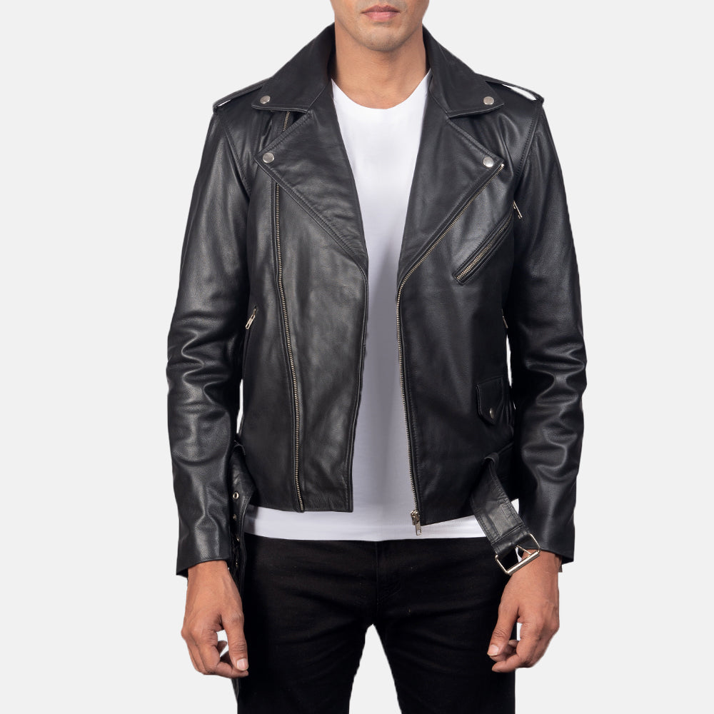 
Allaric Alley Black Leather Biker Jacket in Black Cowhide Leather - Að framan með sniðinni hönnun | Kaupa á netinu