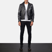 
Allaric Alley Black Leather Biker Jacket - Hliðarsýn með vinnuvistfræðilegu ermasniði