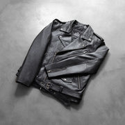 
Á módeli:  Allaric Alley Black Leather Biker Jacket á módeli í náttúrulegu dagsbirtu