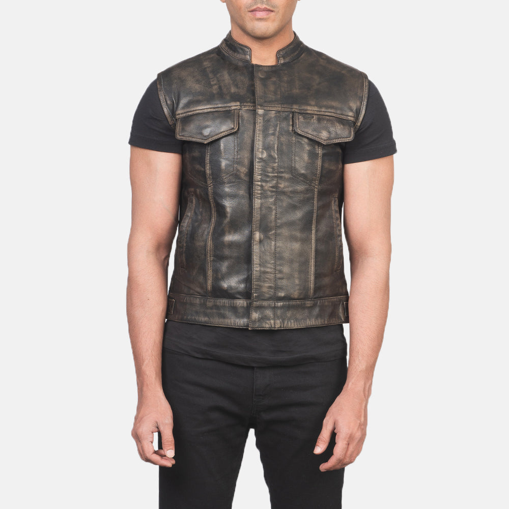 
Nærmynd of Band & Zipper with Button Flap Hardware on Atlas Moto Distressed Brúnn Leðurvesti fyrir Karla