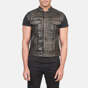 
Nærmynd of Band & Zipper with Button Flap Hardware on Atlas Moto Distressed Brúnn Leðurvesti fyrir Karla