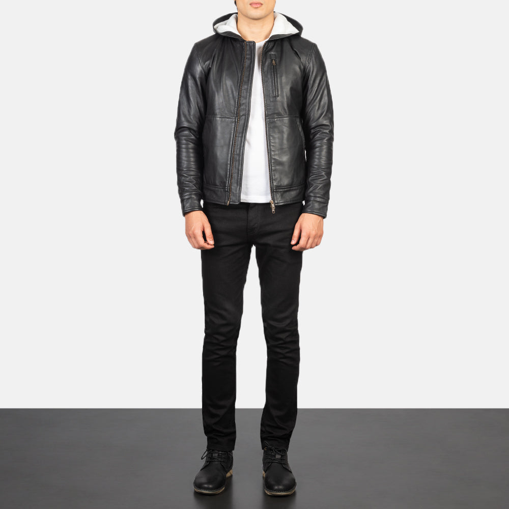 
Baston Black Hooded Leather Bomber Jacket - Hliðarsýn með vinnuvistfræðilegu ermasniði