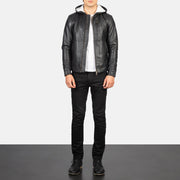 
Baston Black Hooded Leather Bomber Jacket - Hliðarsýn með vinnuvistfræðilegu ermasniði