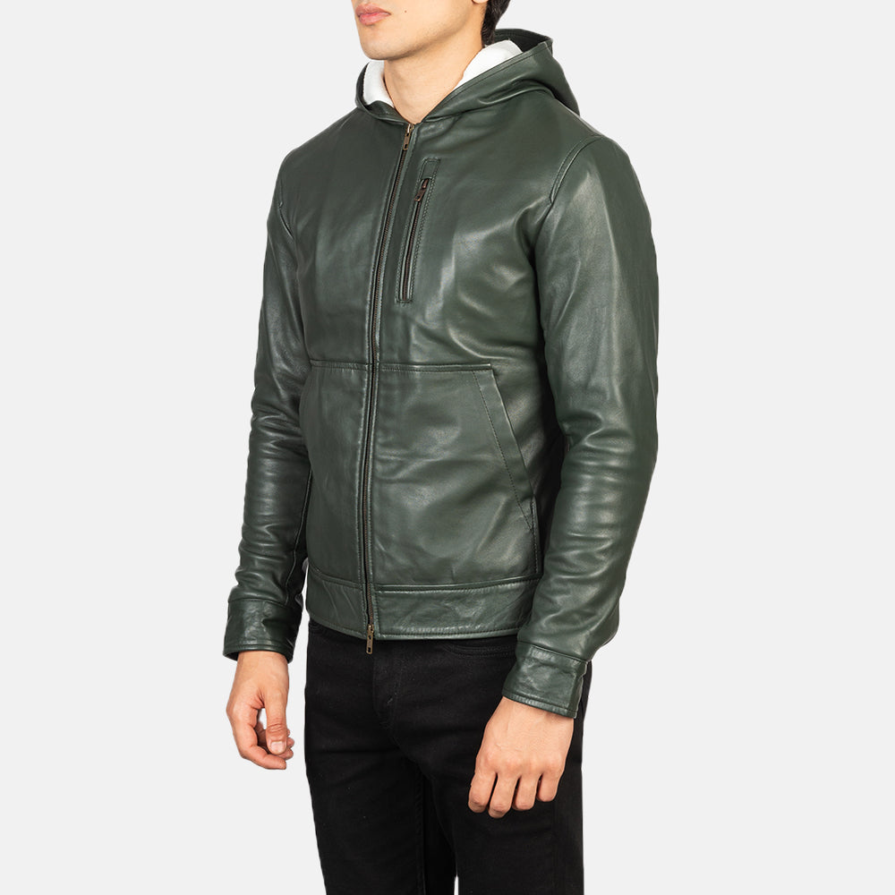 
Á módeli:  Baston Black Hooded Leather Bomber Jacket á módeli í náttúrulegu dagsbirtu