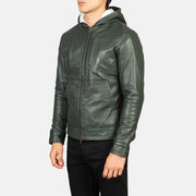 
Á módeli:  Baston Black Hooded Leather Bomber Jacket á módeli í náttúrulegu dagsbirtu