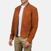 
Á módeli:  Blain Brown Suede Bomber Jacket á módeli í náttúrulegu dagsbirtu