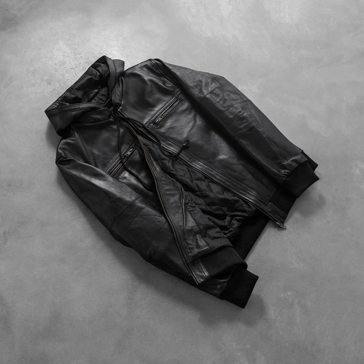 
Á módeli:  Bouncer Biz Black Leather Hooded Bomber Jacket á módeli í náttúrulegu dagsbirtu