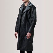 
Cai Distressed Svartur Leather Shearling Leðursíðkápa fyrir Karla For Men - Hliðarsýn með vinnuvistfræðilegu ermasniði