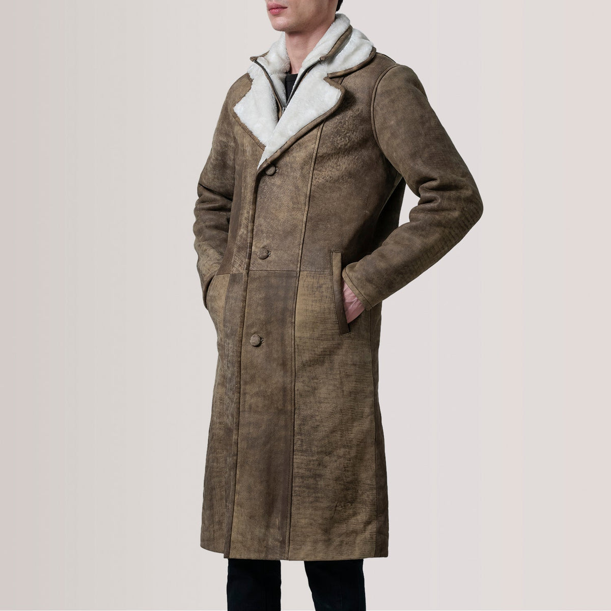 Amie Distressed Brúnn Double-Breasted Shearling Leðursíðkápa fyrir Konur - Hliðarsýn með vinnuvistfræðilegu ermasniði