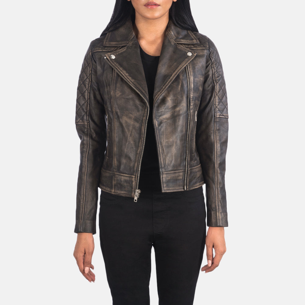 
Carolyn Quilted Distressed Brown Biker Jacket in Distressed Brown Goatskin Leather - Að framan með sniðinni hönnun | Kaupa á netinu