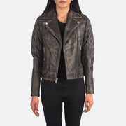 
Carolyn Quilted Distressed Brown Biker Jacket in Distressed Brown Goatskin Leather - Að framan með sniðinni hönnun | Kaupa á netinu