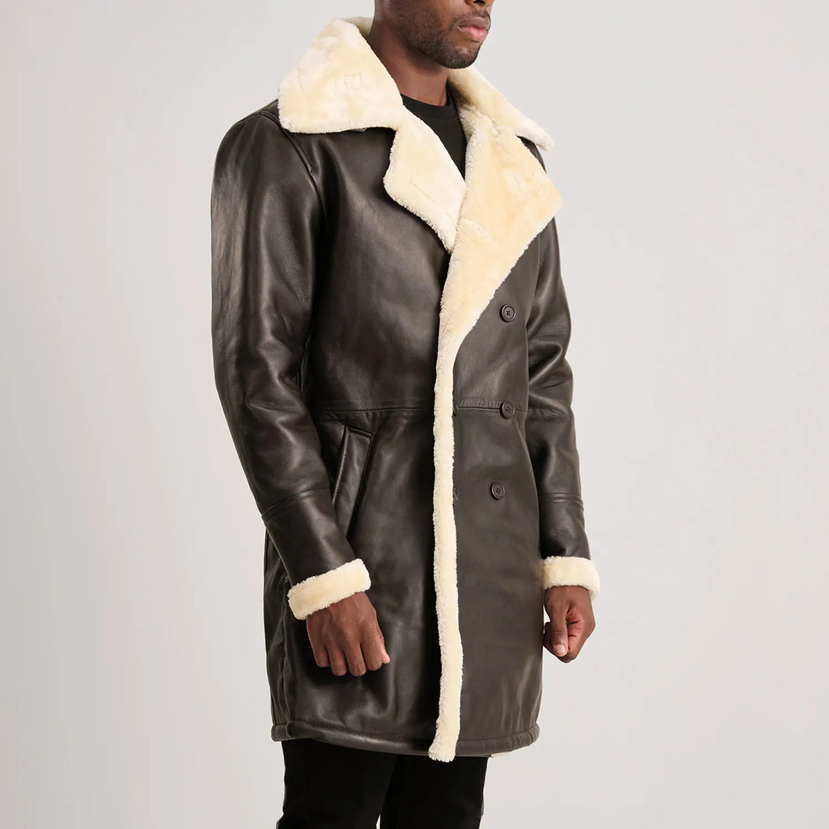 
Á módeli:  Charles Brown Suede Leather Shearling Double-Breasted Coat á módeli í náttúrulegu dagsbirtu