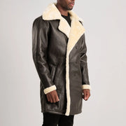 
Á módeli:  Charles Brown Suede Leather Shearling Double-Breasted Coat á módeli í náttúrulegu dagsbirtu
