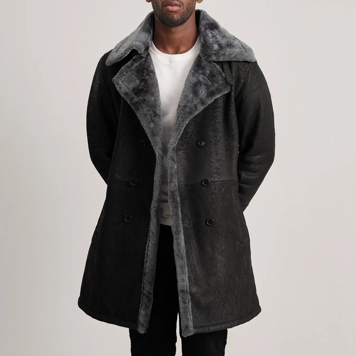 
Charles Brown Suede Leather Shearling Double-Breasted Coat in Brown Goatskin Suede - Að framan með sniðinni hönnun | Kaupa á netinu