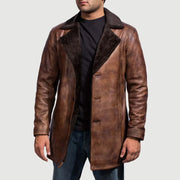 
Cinnamon Distressed Leather Fur Leðursíðkápa fyrir Karla - Að framan með sniðinni hönnun | Kaupa á netinu