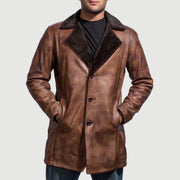 
Cinnamon Distressed Leather Fur Leðursíðkápa fyrir Karla - Hliðarsýn með vinnuvistfræðilegu ermasniði