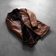 
Cinnamon Distressed Leather Fur Leðursíðkápa fyrir Karla - Natural Daylight Drape