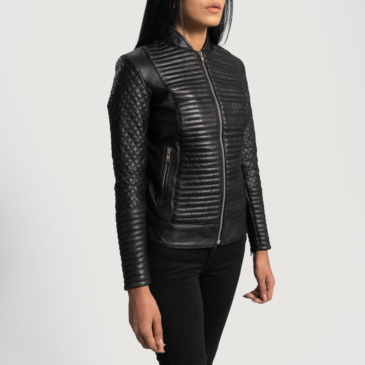 
Black Sheepskin Leather Biker Jacket - Að aftan með nákvæmri axlasniði og hreinum fald