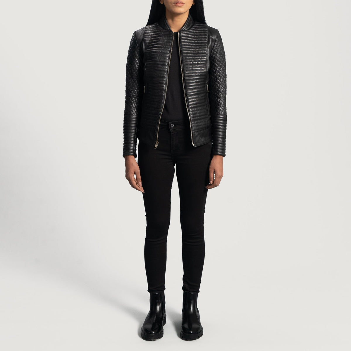 
Nærmynd of Varsity & Zipper Hardware on Cityscape Svartur Mótorhjólajakki úr Leðri fyrir Konur