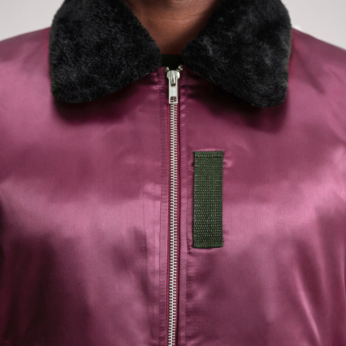 
Fóðursýn Showing Quilted Polyester Lining & Tveir hagnýtir innri vasar