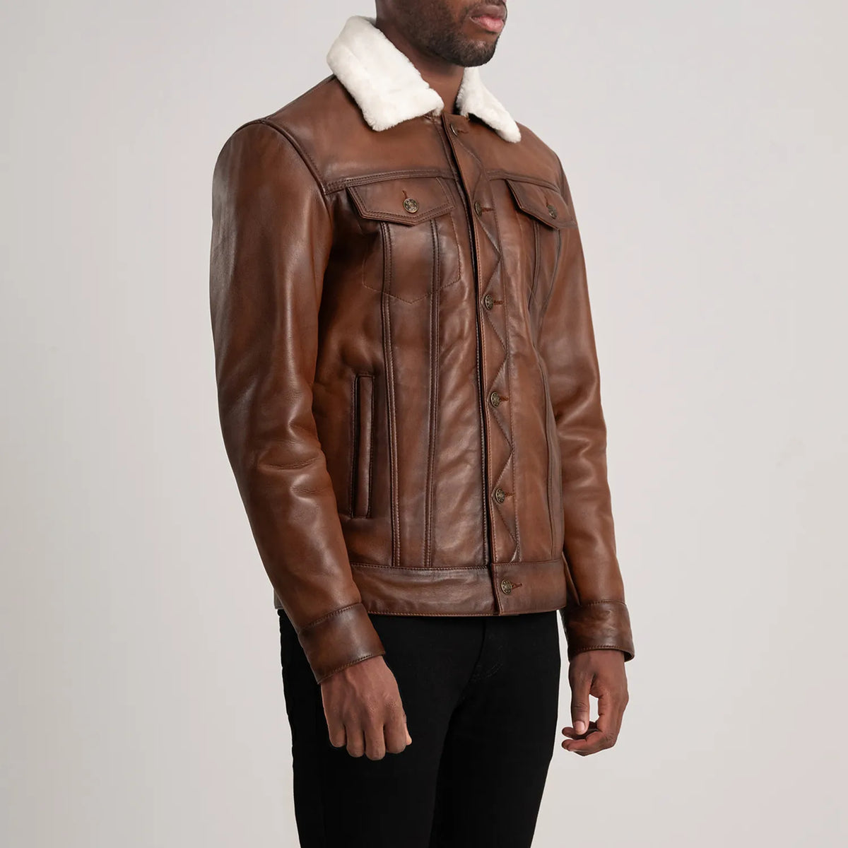 
Waxed Brown Sheepskin Leather Aviator Jacket - Að aftan með nákvæmri axlasniði og hreinum fald