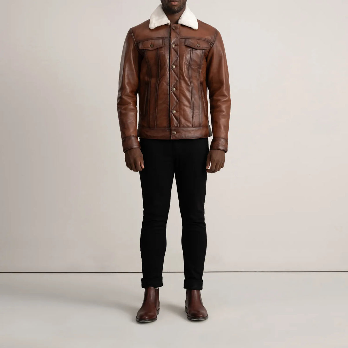 
Dallis Brúnn Leather Shearling Trucker Leðurjakki fyrir Karla - Hliðarsýn með vinnuvistfræðilegu ermasniði