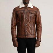 
Nærmynd of Classic Collar & Button Hardware on Dallis Brúnn Leather Shearling Trucker Leðurjakki fyrir Karla