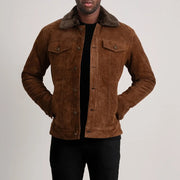 
Dallis Brúnn Suede Shearling Trucker Leðurjakki fyrir Karla in Brown Goatskin Suede - Að framan með sniðinni hönnun | Kaupa á netinu