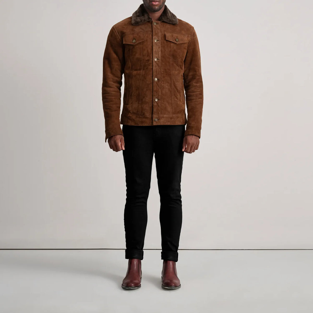 
Dallis Brúnn Suede Shearling Trucker Leðurjakki fyrir Karla - Hliðarsýn með vinnuvistfræðilegu ermasniði