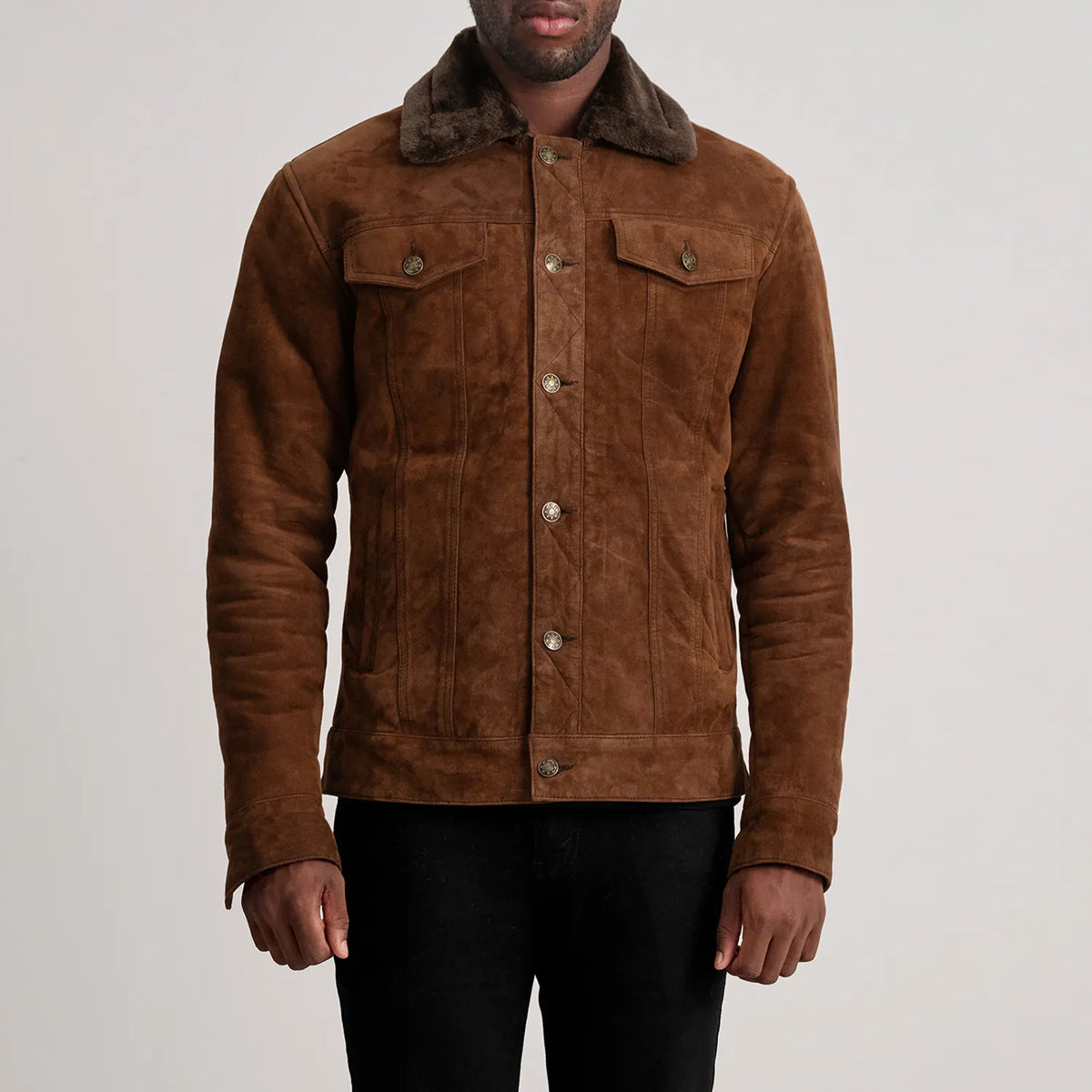 
Nærmynd of Classic Collar & Button Hardware on Dallis Brúnn Suede Shearling Trucker Leðurjakki fyrir Karla