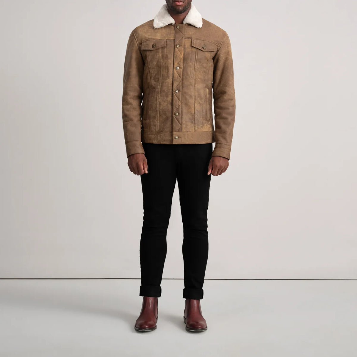 
Dallis Snuffed Brown Shearling Trucker Jacket - Hliðarsýn með vinnuvistfræðilegu ermasniði